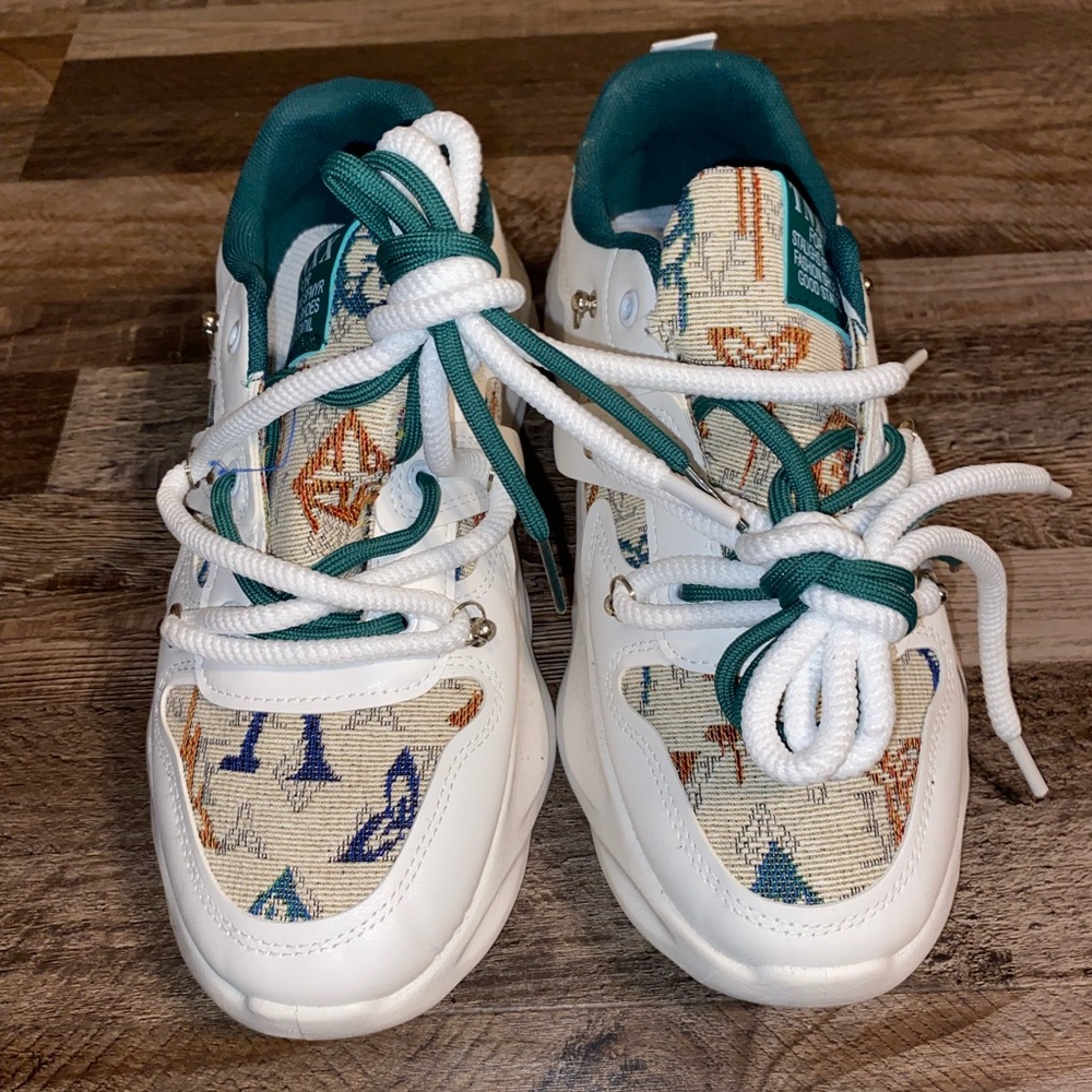 Stylish Men Shoes with Teal and White Accents